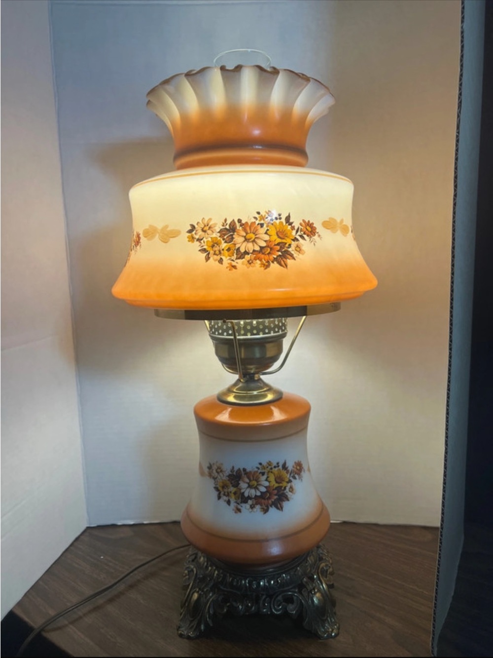 Vintage -Ombré Milk Glass Floral Table Lamp